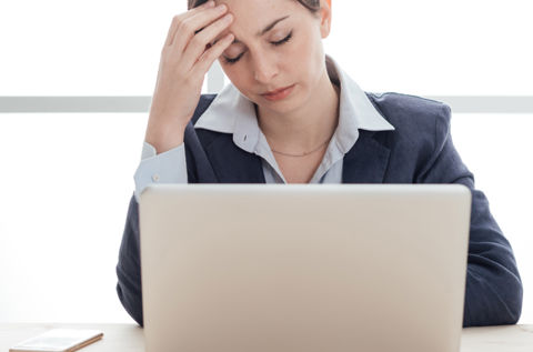 5 konsekwencji chodzenia z grypą do pracy