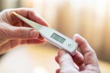 Co powoduje podwyższoną temperaturę ciała i jak wygląda leczenie?